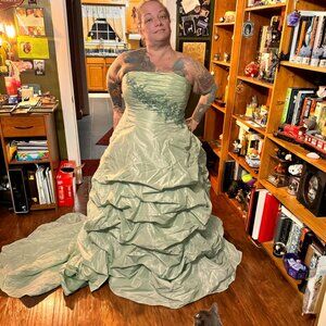 Gorgeous green bustle wedding or holiday gown , sz 16